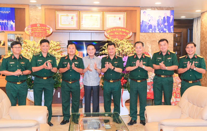 Trung tướng Trần Vinh Ngọc, Chính ủy Quân khu 7 thăm, chúc Tết Tập đoàn Rạng Đông