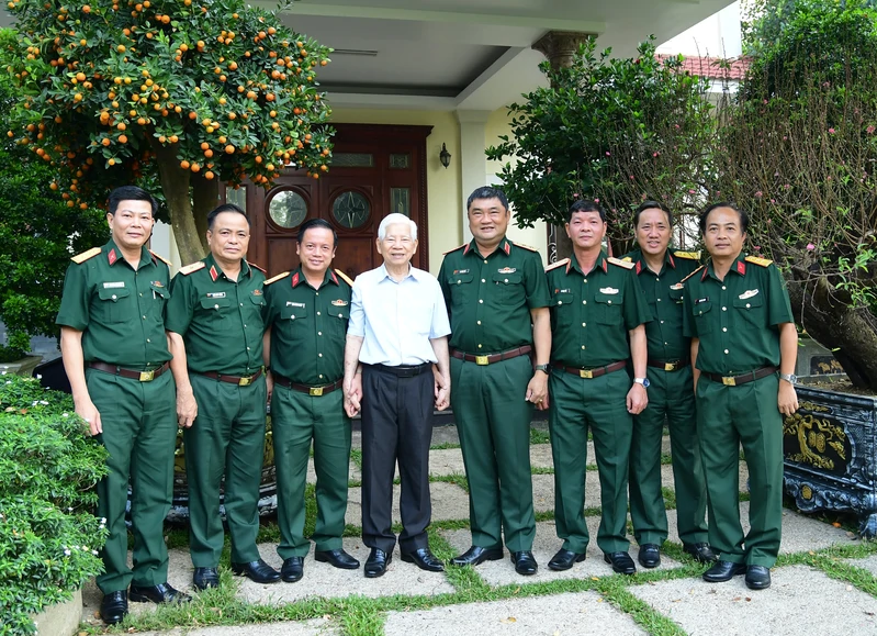 Tư lệnh Quân khu 7 chúc Tết gia đình nguyên Chủ tịch nước Nguyễn Minh Triết; các doanh nghiệp trên địa bàn Thành phố Hồ Chí Minh và tỉnh Đồng Nai