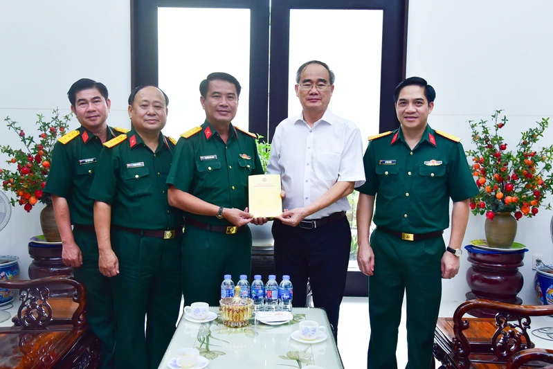 Đại tá Nguyễn Tấn Linh chúc Tết các đồng chí nguyên lãnh đạo Đảng, Nhà nước, Mặt trận Tổ quốc Việt Nam và nguyên Thủ trưởng Bộ Tư lệnh Quân khu