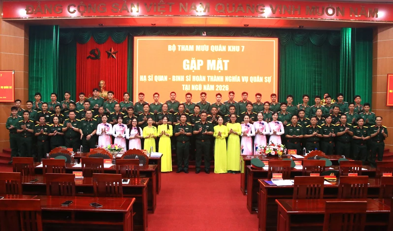 Thiếu tướng Lê Xuân Bình gặp mặt Hạ sĩ quan - chiến sĩ Bộ Tham mưu Quân khu hoàn thành nghĩa vụ quân sự năm 2026