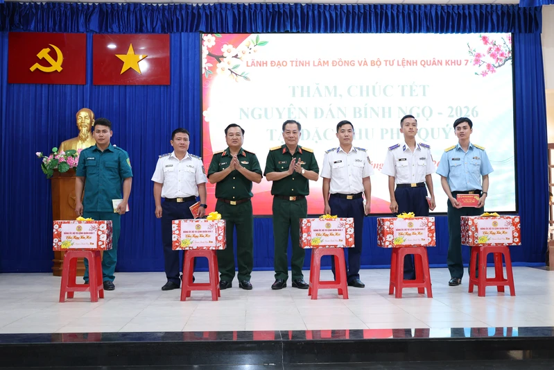 Trung tướng Trần Vinh Ngọc, Bí thư Đảng ủy, Chính ủy Quân khu 7 thăm, chúc Tết quân và dân Đặc khu Phú Quý 