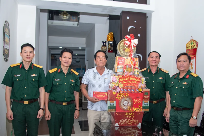 Thiếu tướng Trần Ngọc Minh chúc Tết các đồng chí nguyên là Thủ trưởng Bộ Tư lệnh Quân khu