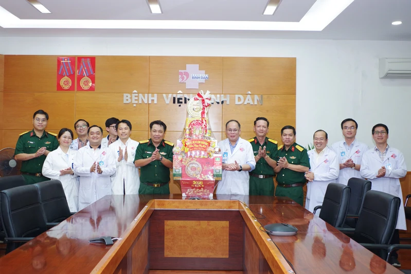 Quân khu 7 thăm, chúc Tết các bệnh viện trên địa bàn TP. Hồ Chí Minh