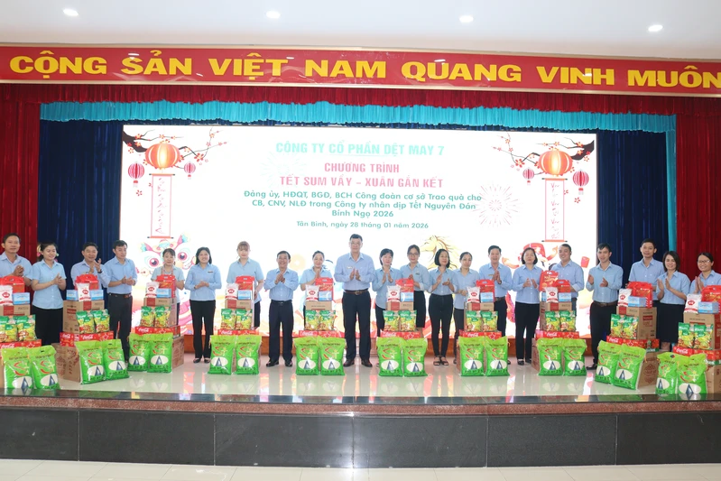 Công ty Cổ phần Dệt May 7 tặng quà Tết cho cán bộ, nhân viên, người lao động
