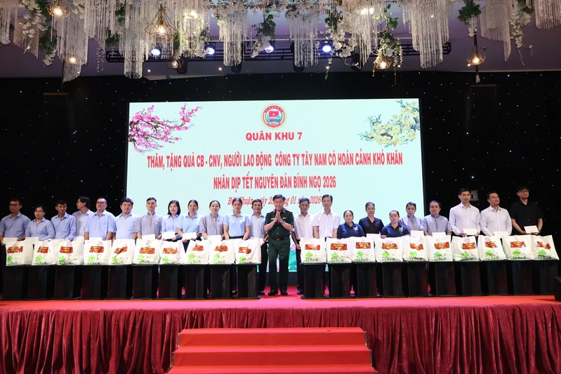 Quân khu 7 thăm, tặng quà cán bộ, công nhân viên, người lao động Công ty Tây Nam nhân dịp tết Nguyên đán Bính Ngọ 