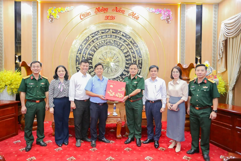 Ban Tuyên giáo và Dân vận Thành ủy TP. Hồ Chí Minh chúc Tết Cục Chính trị Quân khu 7