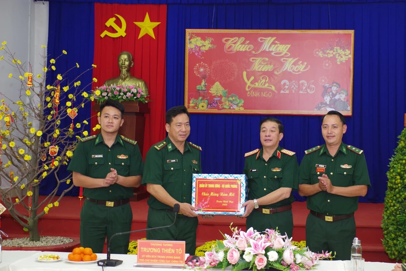 Thượng tướng Trương Thiên Tô kiểm tra, thăm và chúc Tết Đồn Biên phòng Cửa khẩu quốc tế Mộc Bài và Sư đoàn 5