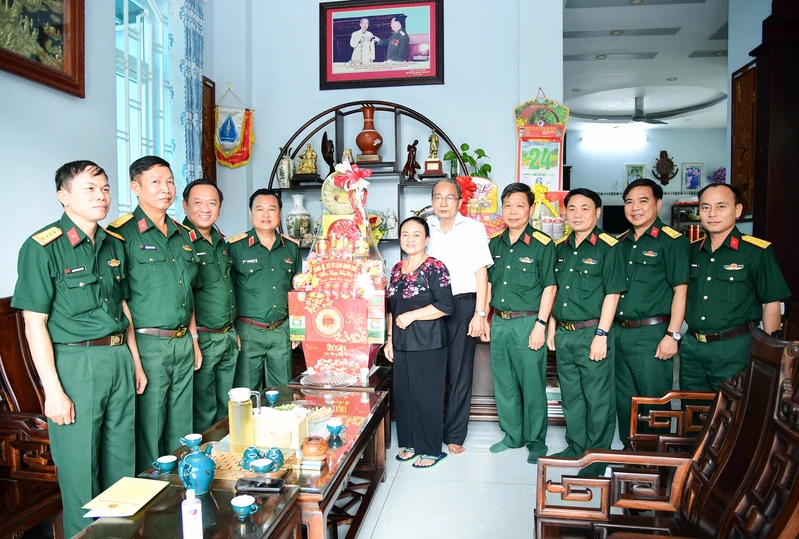 Chính ủy Quân khu 7 chúc Tết nguyên thủ trưởng Bộ Tư lệnh Quân khu và các cơ quan, đơn vị trên địa bàn TP. Hồ Chí Minh