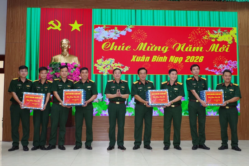 Thượng tướng Trương Thiên Tô thăm, động viên và chúc Tết các đơn vị trên địa bàn TP. Hồ Chí Minh