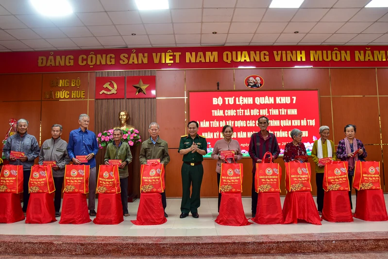 Quân khu 7 tri ân vùng căn cứ cách mạng xã Đức Huệ, tỉnh Tây Ninh