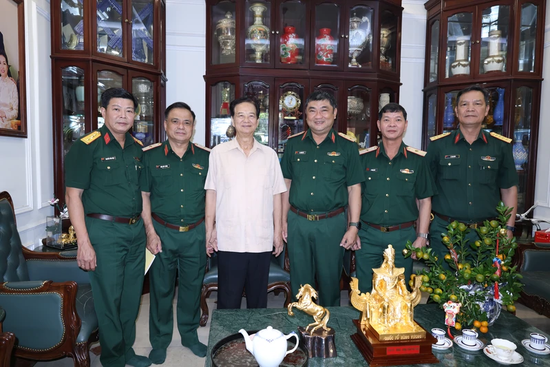 Đảng ủy, Bộ Tư lệnh Quân khu 7 thăm, chúc Tết đồng chí Nguyễn Tấn Dũng, nguyên Thủ tướng Chính phủ