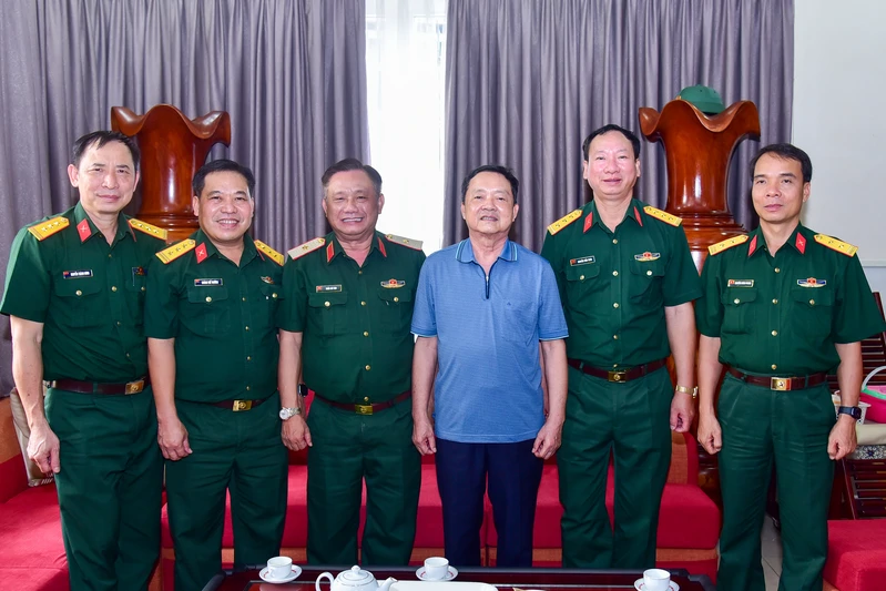 Thiếu tướng Trần Chí Tâm chúc Tết nguyên Thủ trưởng Bộ Tư lệnh Quân khu 7