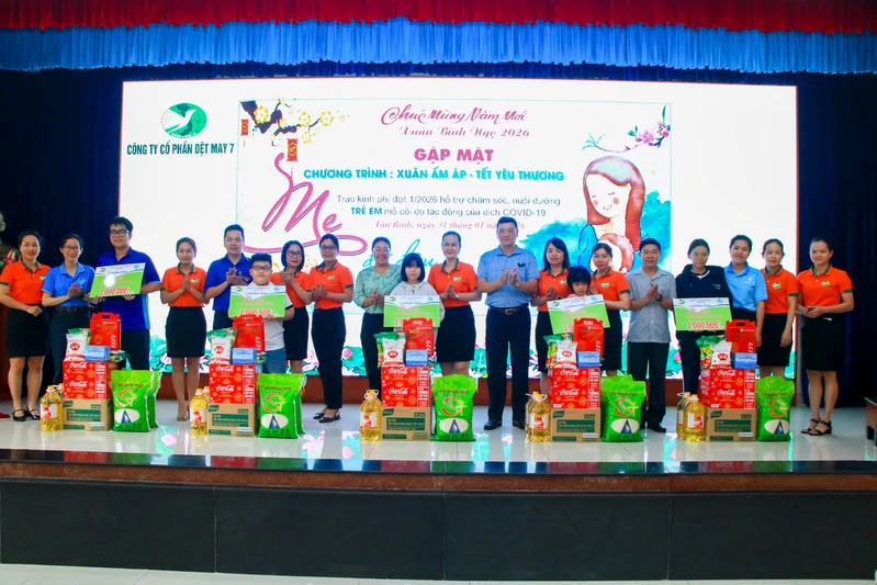 Công ty Cổ phần Dệt May 7 tặng quà Tết cho các cháu mồ côi do Covid-19