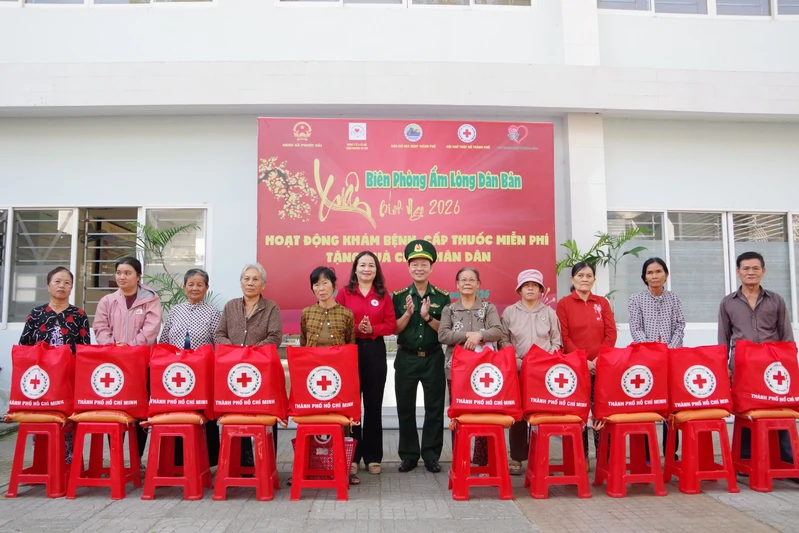 “Xuân Biên phòng ấm lòng dân bản” ấm áp, nghĩa tình