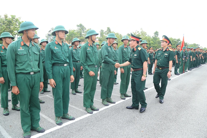 Thiếu tướng Trần Ngọc Minh, Phó Tư lệnh Quân khu 7 dự lễ chào cờ đầu năm 2026 tại Sư đoàn 5