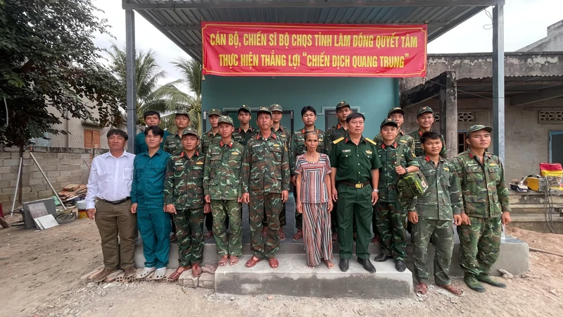 Ban Chỉ huy Phòng thủ Khu vực (CHPTKV) 5 – Phan Thiết (Bộ CHQS tỉnh Lâm Đồng) bàn giao nhà trong “Chiến dịch Quang Trung” 