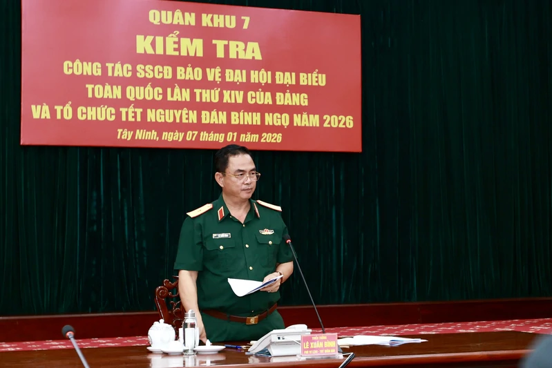 Thiếu tướng Lê Xuân Bình, Phó Tư lệnh, Tham mưu trưởng Quân khu 7 kiểm tra công tác sẵn sàng chiến đấu tại Sư đoàn 5
