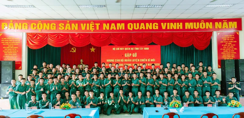 Bộ Chỉ huy Quân sự tỉnh Tây Ninh gặp gỡ, động viên khung cán bộ huấn luyện chiến sĩ mới 