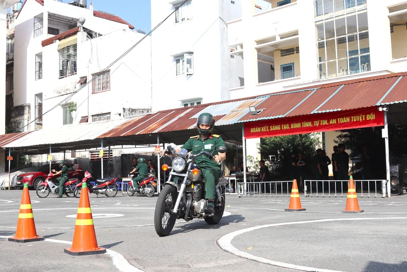 Cục Xe máy - Vận tải khai mạc sát hạch cấp giấy phép lái xe quân sự hạng A, A1
