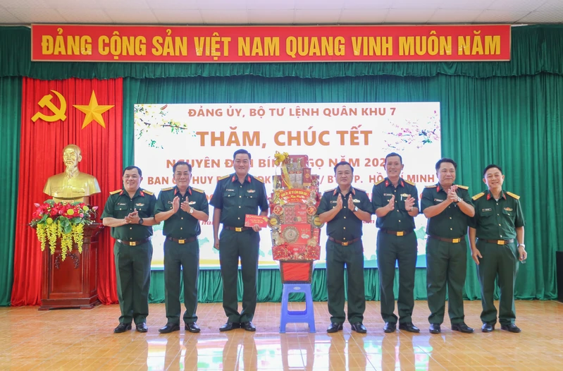 Trung tướng Trần Vinh Ngọc, Bí thư Đảng ủy, Chính ủy Quân khu chúc Tết các đơn vị LLVT tại Đặc khu Côn Đảo