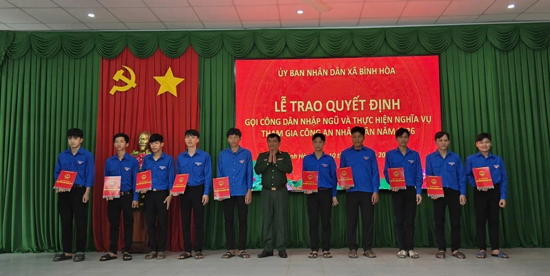 Xã Bình Hòa, tỉnh Tây Ninh trao lệnh gọi nhập ngũ 