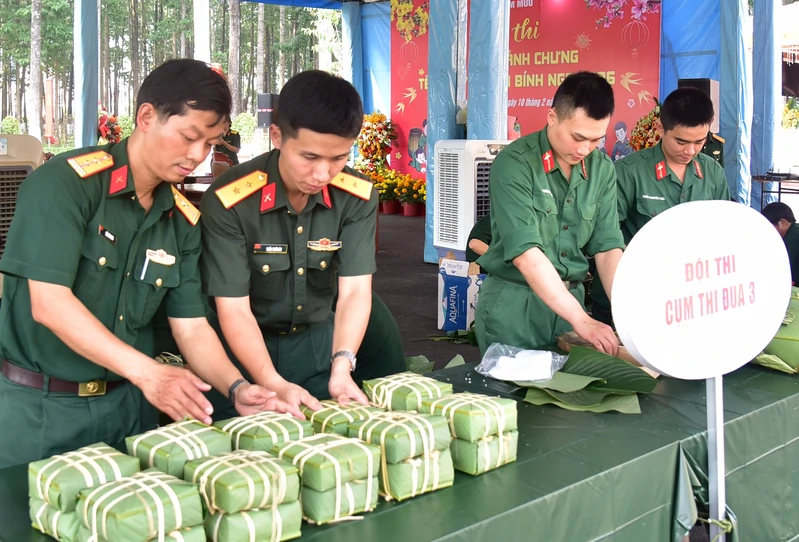 Bộ Tham mưu Quân khu 7 khai mạc hội thi gói, nấu bánh chưng nhân dịp tết Nguyên đán Bính Ngọ