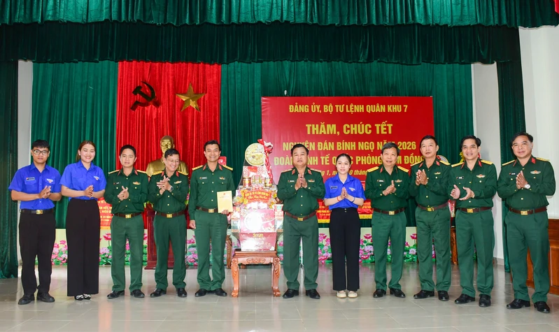 Trung tướng Trần Vinh Ngọc, Chính ủy Quân khu chúc Tết các đơn vị LLVT và cơ sở tôn giáo tại tỉnh Lâm Đồng
