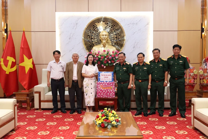 Các cơ quan, đơn vị, tôn giáo đến thăm, chúc Tết Bộ Tư lệnh Quân khu 7