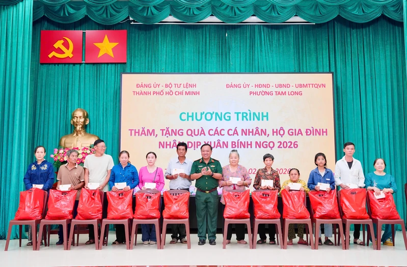 Bộ Tư lệnh TP. Hồ Chí Minh thăm và tặng quà gia đình có hoàn cảnh khó khăn