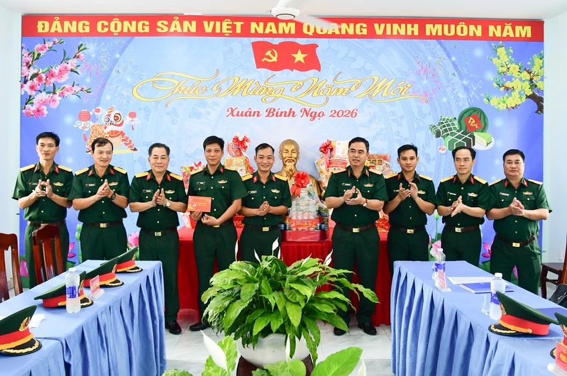 Thiếu tướng Lê Xuân Bình chúc Tết, động viên các đơn vị trực thuộc Bộ Tham mưu Quân khu 7