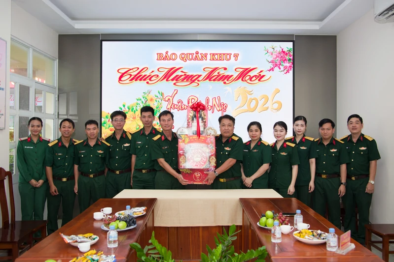 Đại tá Nguyễn Hồng Cảnh, Phó Chủ nhiệm Chính trị Quân khu thăm, chúc Tết Báo Quân khu 7