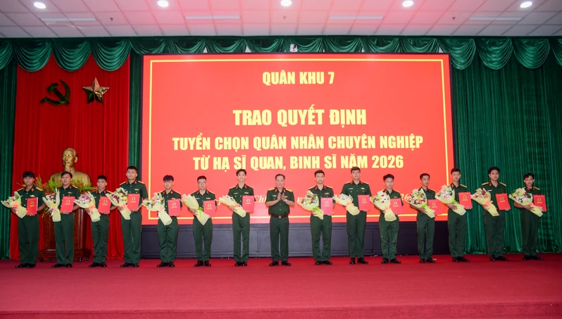 Trao quyết định tuyển chọn quân nhân chuyên nghiệp từ Hạ sĩ quan, binh sĩ năm 2026