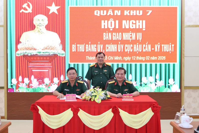 Bàn giao nhiệm vụ Bí thư Đảng ủy, Chính ủy Cục Hậu cần – Kỹ thuật Quân khu 7