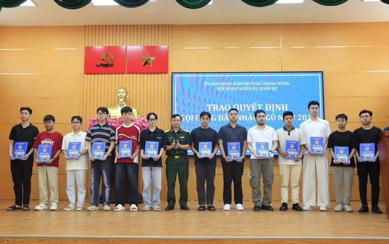 Phường Chánh Hưng trao quyết định gọi công dân nhập ngũ năm 2026
