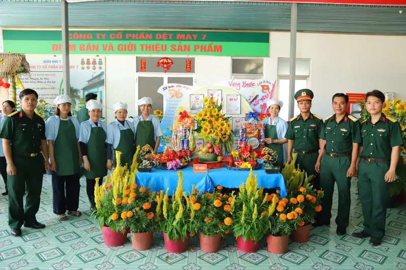 Sư đoàn 5 tổ chức Hội thi gói bánh chưng, bánh tét chào đón tết Nguyên đán Bính Ngọ năm 2026