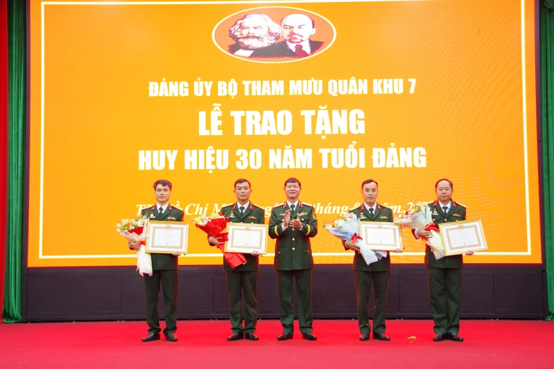 Bộ Tham mưu Quân khu 7 tổ chức Lễ trao tặng Huy hiệu 30 năm tuổi Đảng