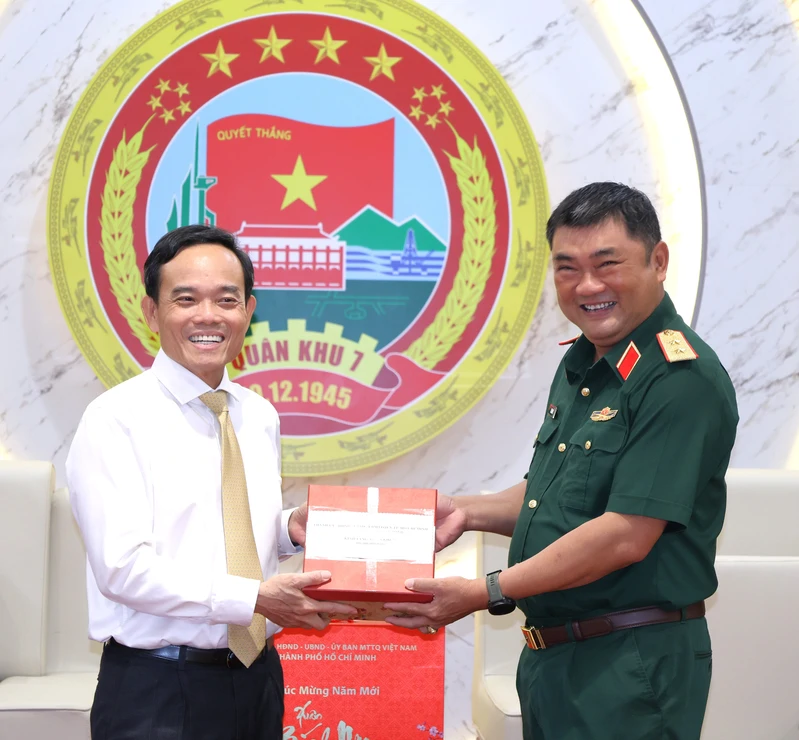 Bí thư Thành ủy TPHCM Trần Lưu Quang chúc Tết Đảng ủy, Bộ Tư lệnh Quân khu 7