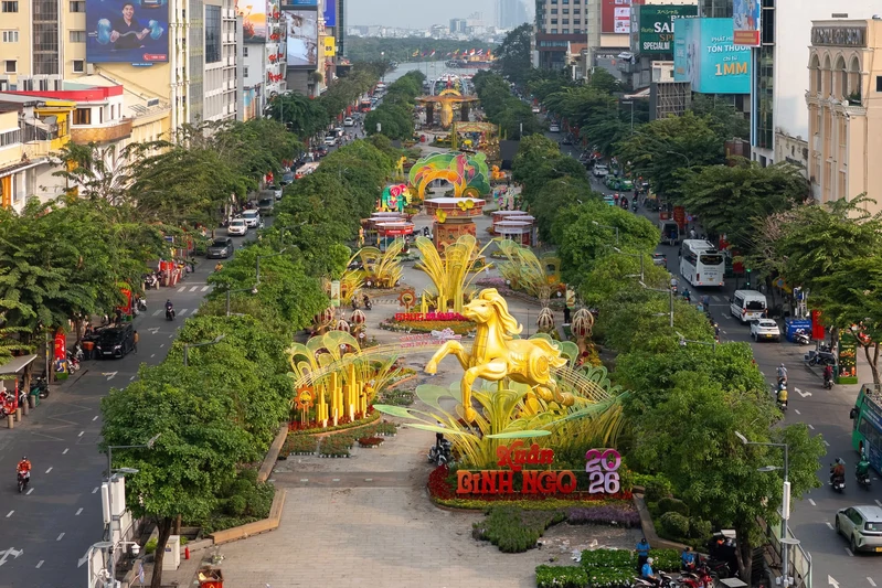 Ngắm linh vật trên đường hoa Nguyễn Huệ năm 2026