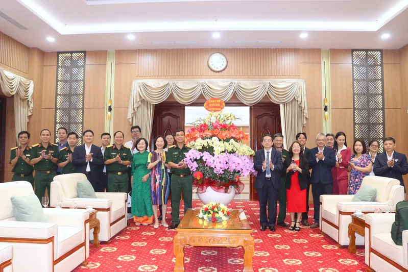 Lãnh đạo Tập đoàn CT Group thăm, chúc Tết Bộ Tư lệnh Quân khu 7
