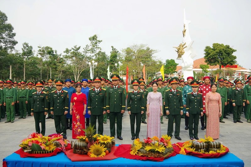 Sư đoàn 5: Dâng bánh, dâng hương Nhà tưởng niệm Chủ tịch Hồ Chí Minh Xuân Bính Ngọ 2026