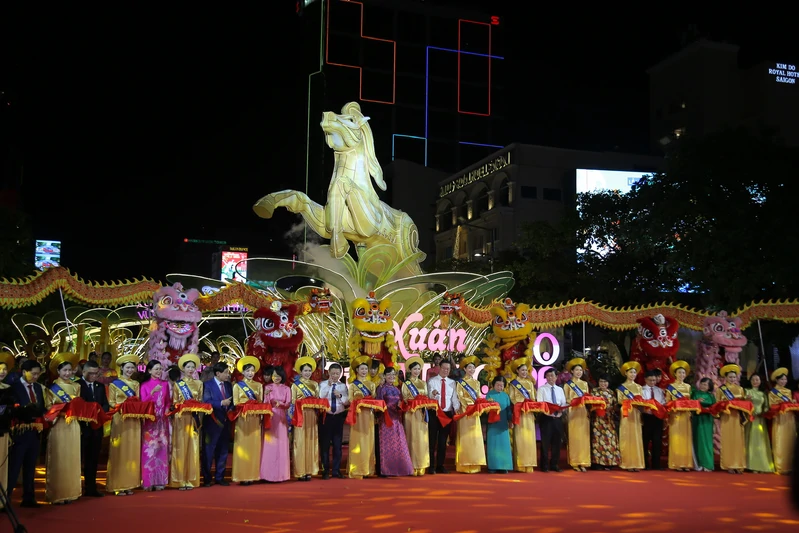 Thành phố Hồ Chí Minh khai mạc đường hoa Nguyễn Huệ