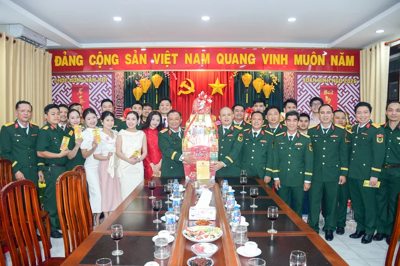 Thiếu tướng Trần Chí Tâm thăm, chúc Tết Lữ đoàn 77 và Đoàn Văn công Quân khu