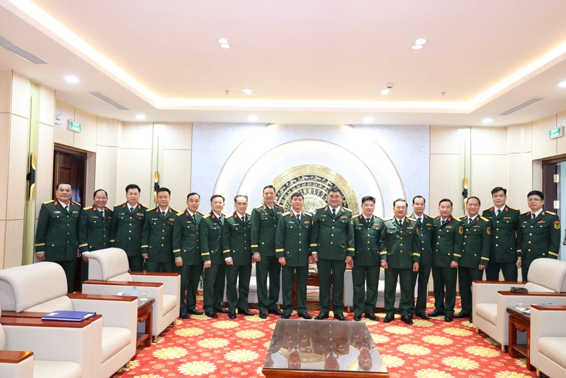 Tư lệnh và Chính ủy Quân khu 7 chúc Tết các cơ quan Quân khu