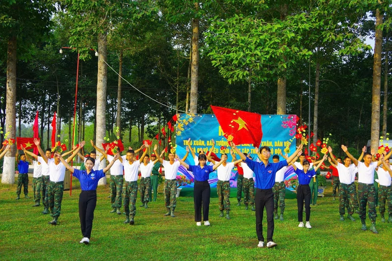 Trung đoàn 271 tổ chức vui xuân, đón Tết cho bộ đội