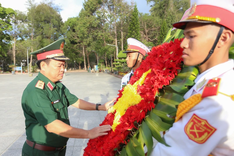 Đoàn công tác Quân khu 7 viếng Nghĩa trang Hàng Dương, Đặc khu Côn Đảo 