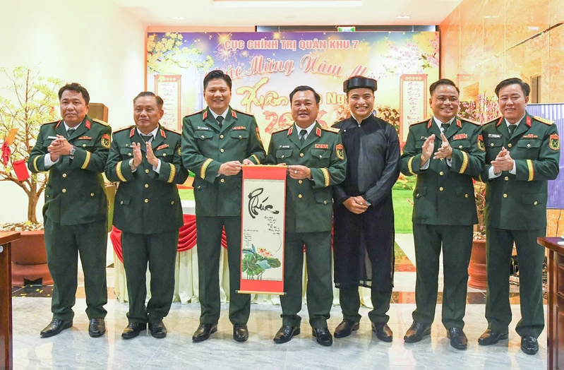 Cục Chính trị Quân khu đón xuân Bính Ngọ “vui tươi, lành mạnh, an toàn, tiết kiệm, SSCĐ cao”