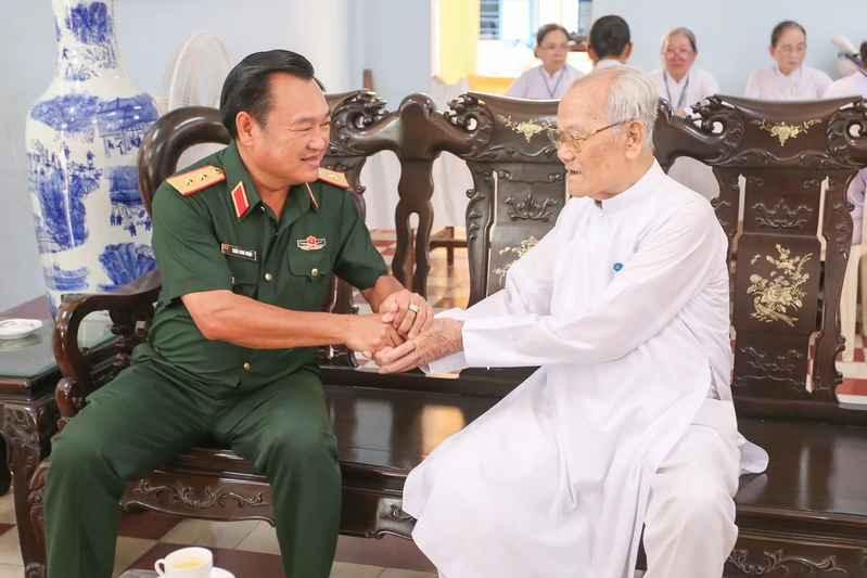 Trung tướng Trần Vinh Ngọc chúc mừng Đại lễ Vía Đức Chí Tôn đạo Cao Đài tại Tòa thánh Tây Ninh