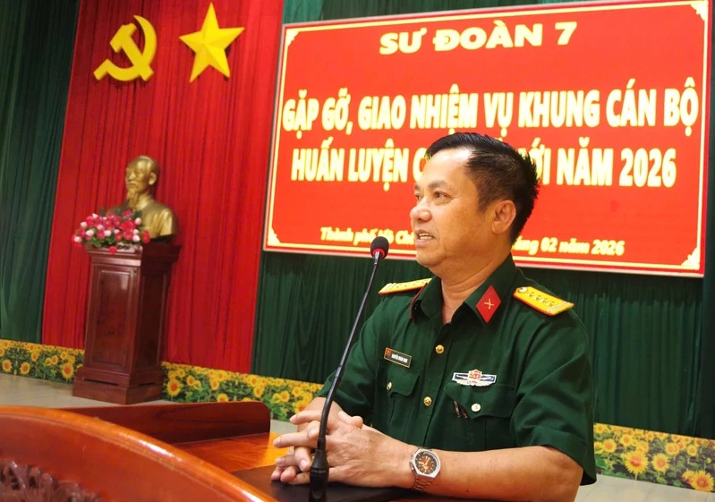 Sư đoàn 7 gặp gỡ, giao nhiệm vụ khung huấn luyện chiến sĩ mới 
