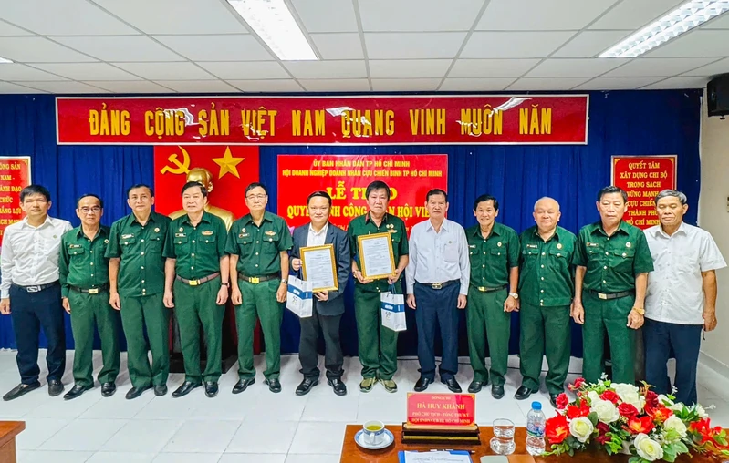 Hội Doanh nghiệp Doanh nhân Cựu chến binh Thành phố Hồ Chí Minh trao Quyết định kết nạp hội viên mới