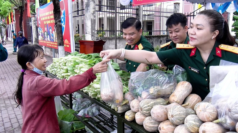 Ban Chỉ huy Phòng thủ khu vực 2 - Phú Lợi phối hợp trao tặng Nhân dân gần 6 tấn nông sản